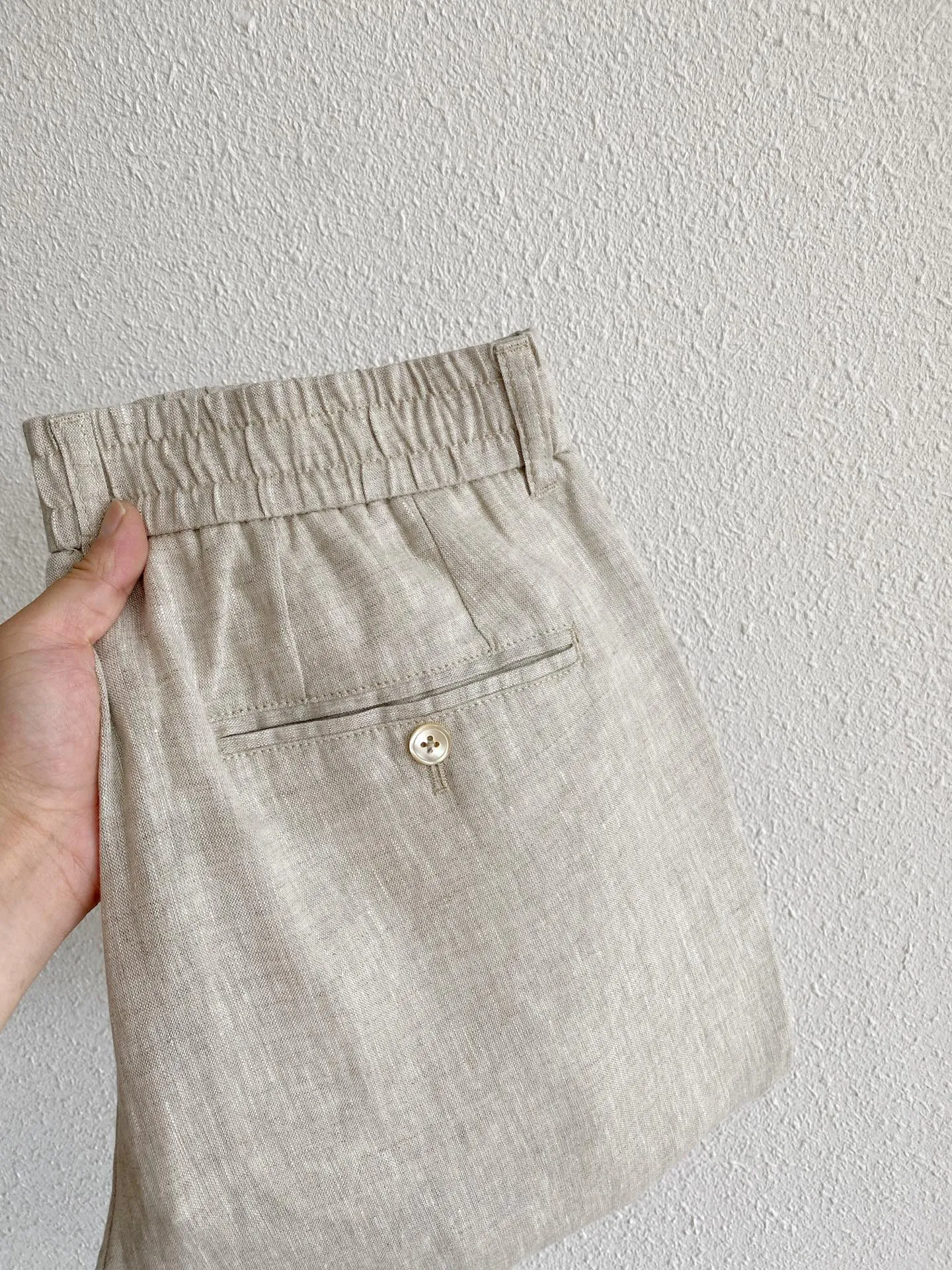 Loro Piana elastic waist linen wide-leg pants. Fabric: 100% Italian rain dew linen, the same fabric as Series vests and shirts. It has been processed by the brand's softening process to weaken the stiff and prickly feeling of the linen. It has a natural clear linen texture, matte low saturation texture, breathable heat dissipation, and is a must in spring and summer. It has loose and natural wrinkles after washing. Style and details: Loose straight wide-leg cut, the trousers are loose and loose, not clinging to the legs, to accommodate all kinds of leg shapes, the trousers are long enough to expose the ankles, refreshing and neat; Waistband design: single button on the front + standard placket, full elastic waist on both sides, no sense of restraint, taking into account the regular appearance of the trousers and the comfort of home leisure, it comes with belt loops to match with belts; The minimalist front panel without pleats is visually clean and neat; the hidden diagonal pockets on both sides are low-key and have no exposed logo; the straight trouser legs do not need to be deliberately rolled, and the natural drape creates a relaxed atmosphere. Color choices: pure white, native hemp Beige, Khaki olive green, matte black, covering all scenarios of commuting, vacation, and daily life. Style positioning: Italian holiday relaxed style, minimalist commuting, new Chinese casual style, same style unisex version for men and women, focusing on high-end complete sets without logos. Sizes:S-4XL